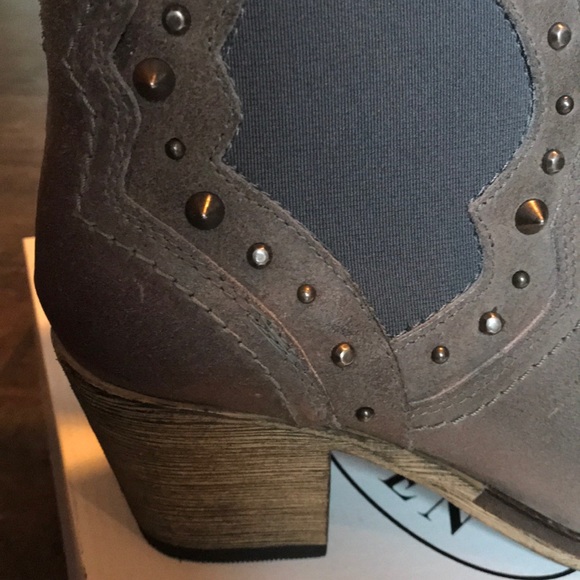 NEW IN BOX Steve Madden Concrete Grey Leather Booties Sz 8 - Picture 3 of 8